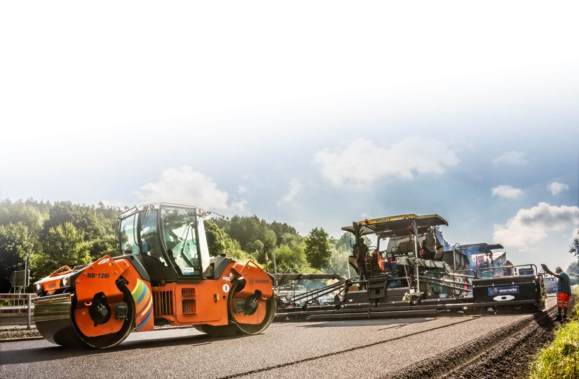 HAMM HD 120i und VÖGELE Beschicker und Asphaltfertiger im Einsatz